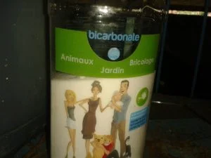 Le bicarbonate de soude fait partie des désherbants naturels